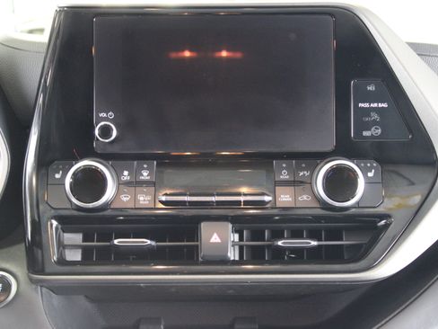 Used 2023 Toyota Highlander XLE image 5