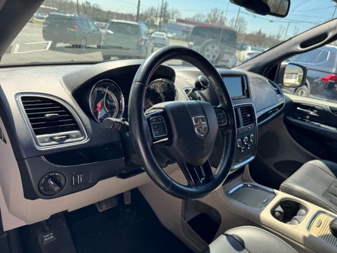 Used 2017 Dodge Grand Caravan SXT image 4