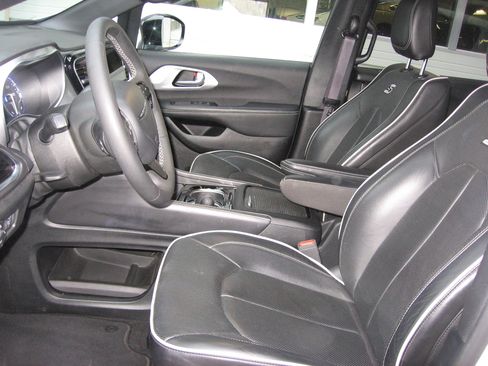 Used 2025 Chrysler Pacifica Limited image 5