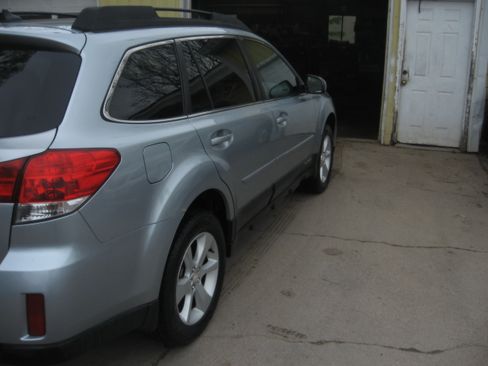Used 2014 Subaru Outback 2.5i Premium AWD/4WD image 4