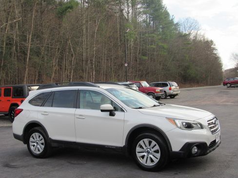 Used 2015 Subaru Outback 2.5i Premium image 11