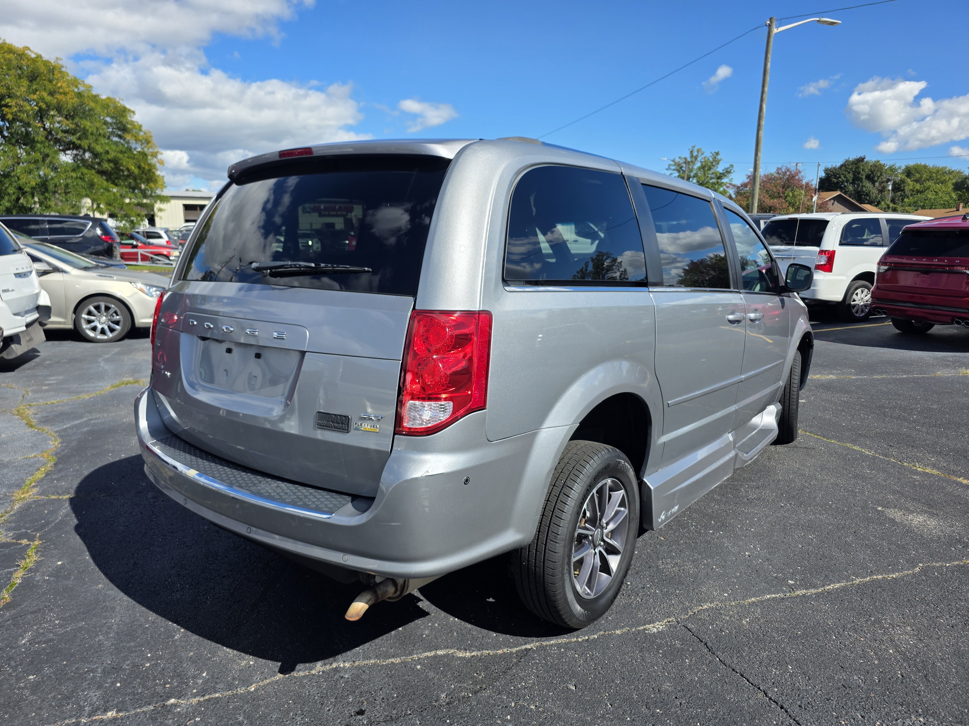 Used 2017 Dodge Grand Caravan SXT FWD image 4