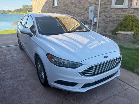 Used 2017 Ford Fusion SE image 1