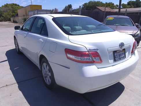 Used 2011 Toyota Camry LE image 3