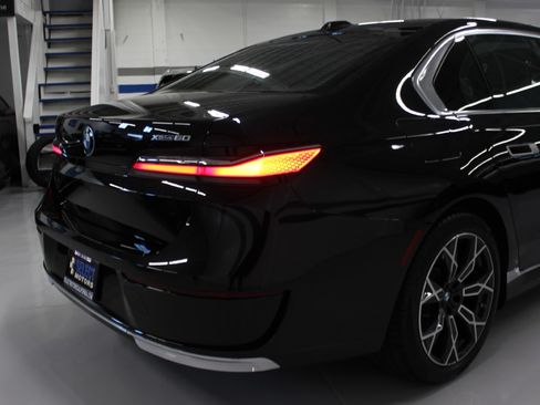 Used 2024 BMW i7 xDrive60 AWD/4WD image 8