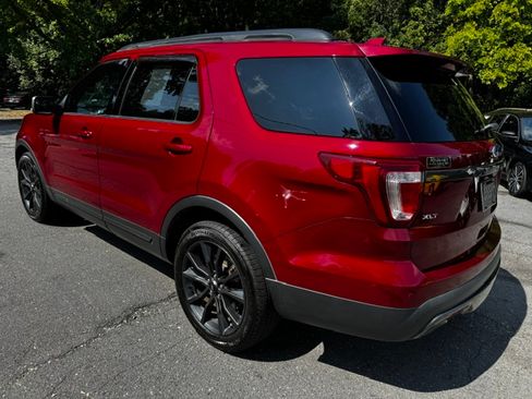 Used 2017 Ford Explorer FWD XLT image 3