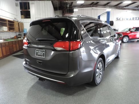 Used 2020 Chrysler Pacifica Touring-L Plus image 18