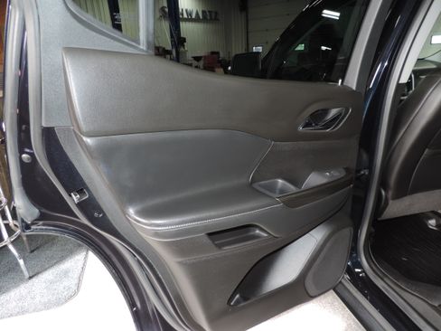 Used 2021 GMC Acadia SLT image 33