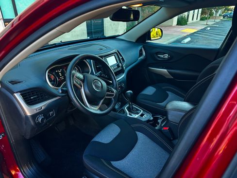 Used 2017 Jeep Cherokee FWD Sport image 16