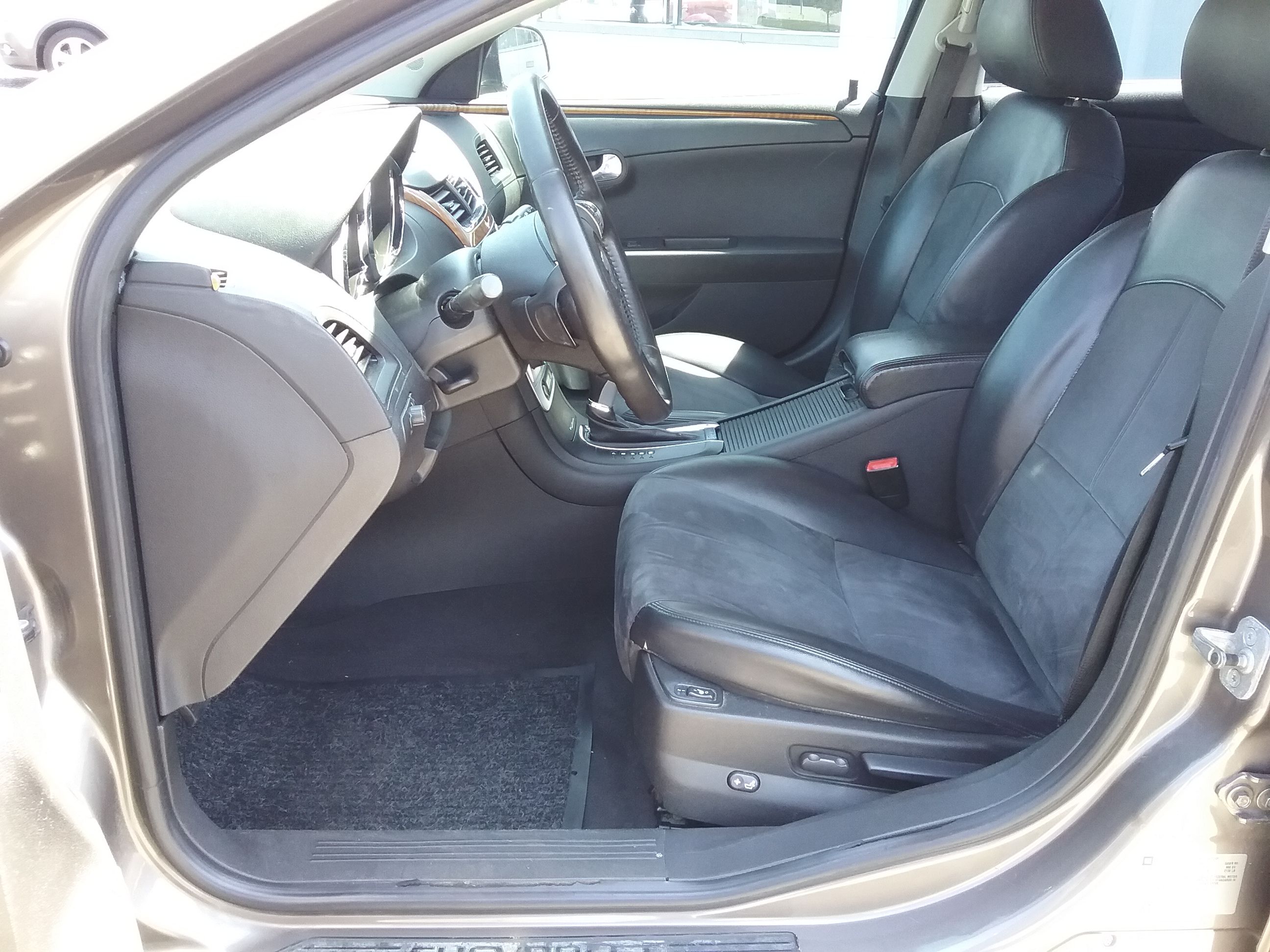 Used 2010 Chevrolet Malibu LT w/ 2LT FWD image 2