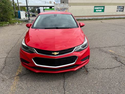Used 2017 Chevrolet Cruze LT image 2