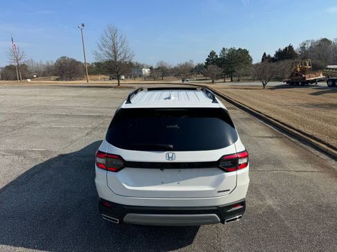 Used 2025 Honda Pilot Touring image 8