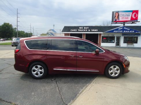 Used 2017 Chrysler Pacifica Touring-L Plus FWD image 1