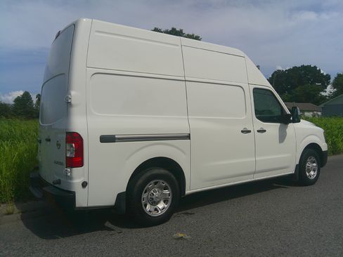 Used 2021 Nissan NV 2500 High Roof RWD image 2