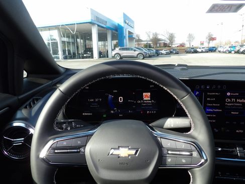 New 2026 Chevrolet Equinox EV LT image 2