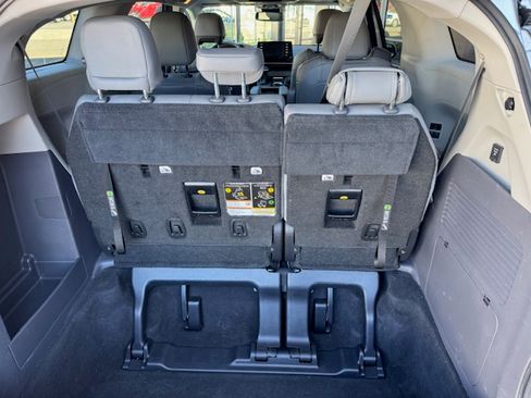 Used 2022 Toyota Sienna XLE image 18