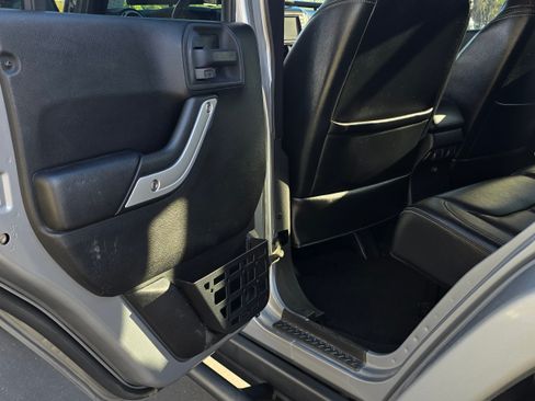 Used 2015 Jeep Wrangler Unlimited Sahara w/ Altitude image 17