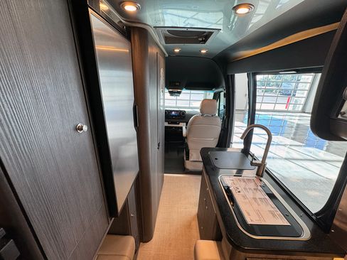 Used 2024 Mercedes-Benz Sprinter 2500 image 27