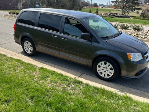 Used 2015 Dodge Grand Caravan SE image 2
