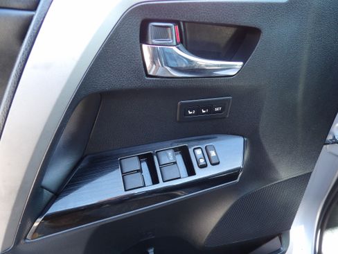 Used 2017 Toyota RAV4 Limited image 5