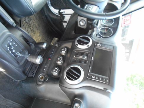 Used 2015 Jeep Wrangler 4WD Unlimited Sahara image 6