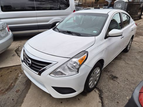 Used 2019 Nissan Versa SV image 1