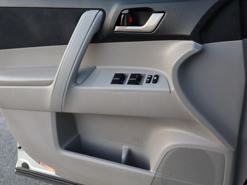 Used 2013 Toyota Highlander LE Plus image 19