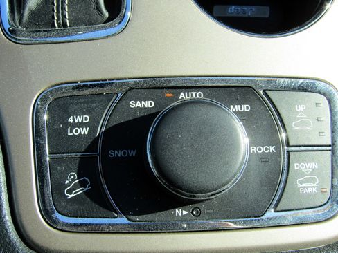 Used 2017 Jeep Grand Cherokee Overland image 27