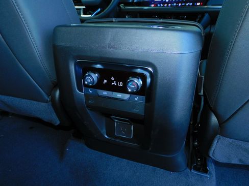 New 2026 Chevrolet Suburban Premier image 35