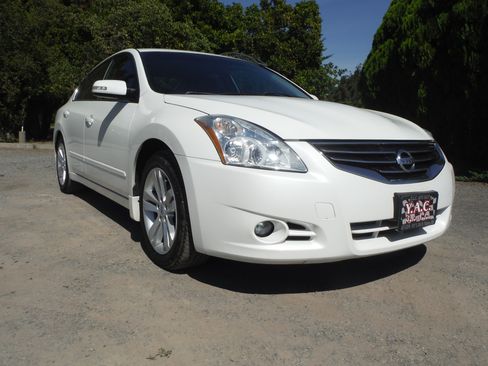 Used 2011 Nissan Altima 3.5 SR Sedan FWD image 7