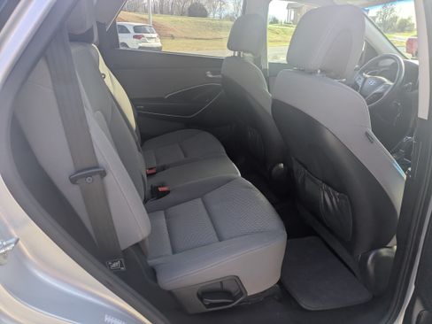 Used 2017 Hyundai Santa Fe SE image 3