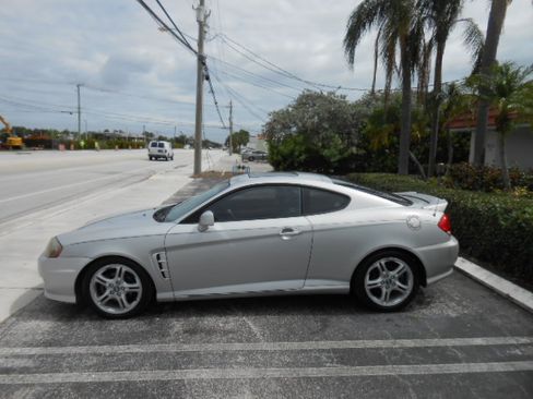 Used 2006 Hyundai Tiburon GT FWD image 2