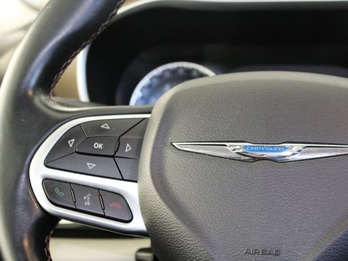 Used 2017 Chrysler Pacifica Touring-L image 28