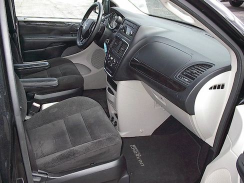Used 2016 Dodge Grand Caravan SE image 9
