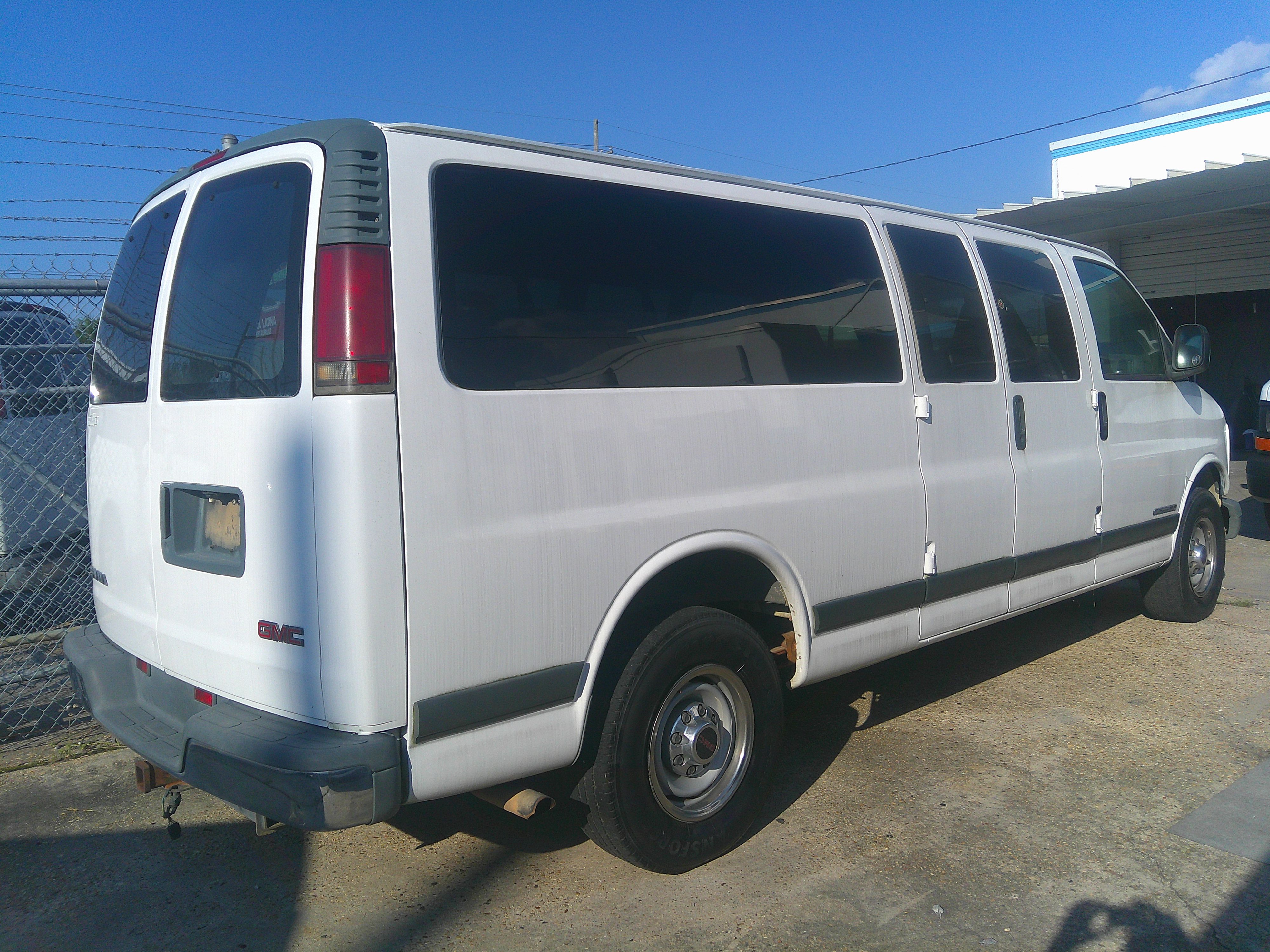 Used 2002 GMC Savana 3500 Extended Passenger RWD image 2