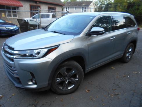 Used 2019 Toyota Highlander AWD V6 image 2