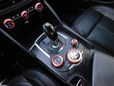 Used 2018 Alfa Romeo Giulia image 16