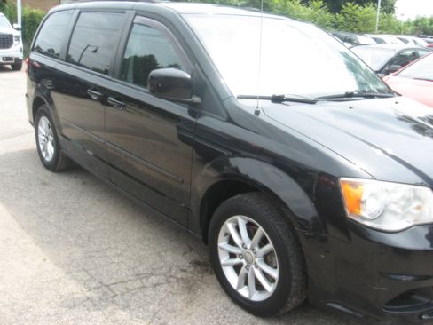 Used 2013 Dodge Grand Caravan SXT FWD image 3