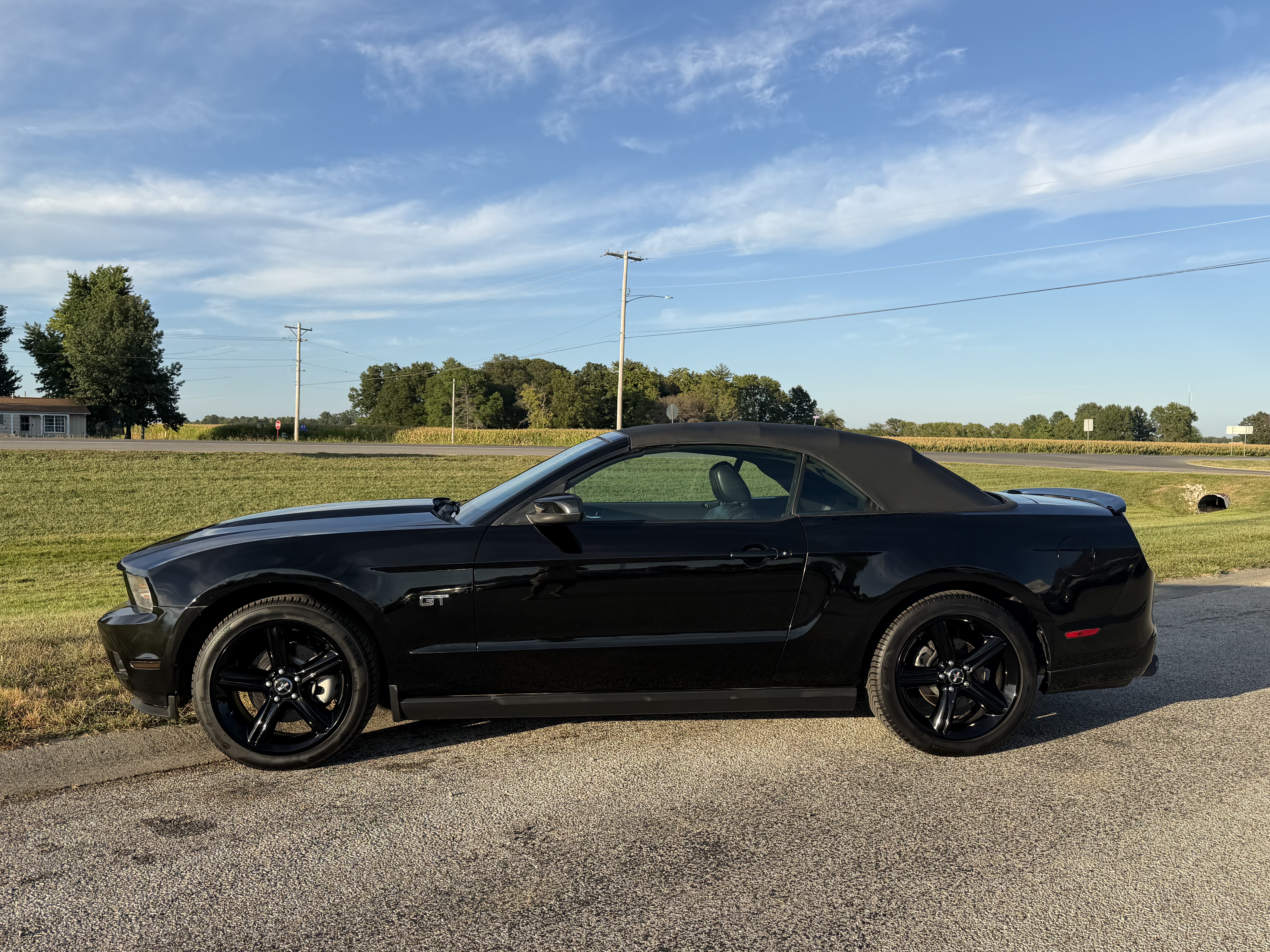 Used 2010 Ford Mustang GT Convertible RWD image 2