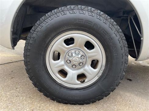 Used 2008 Nissan Frontier SE image 9