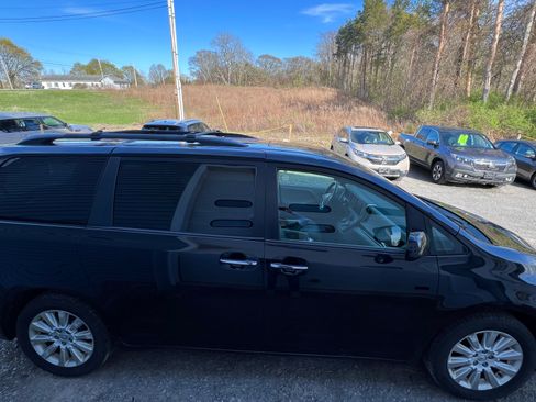 Used 2015 Toyota Sienna AWD/4WD image 4