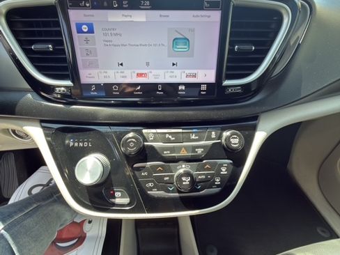 Used 2022 Chrysler Pacifica Touring-L FWD image 20