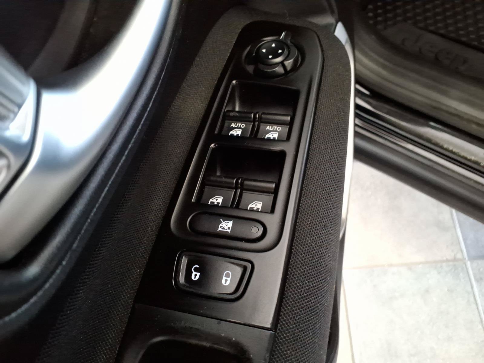 Used 2020 Jeep Renegade Latitude AWD/4WD image 17