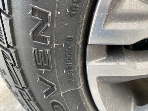 Used 2018 Ford Explorer XLT image 15