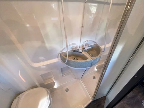 Used 2014 Mercedes-Benz Sprinter 4500 image 32