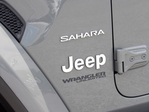 Used 2021 Jeep Wrangler 4WD Unlimited Sahara image 13