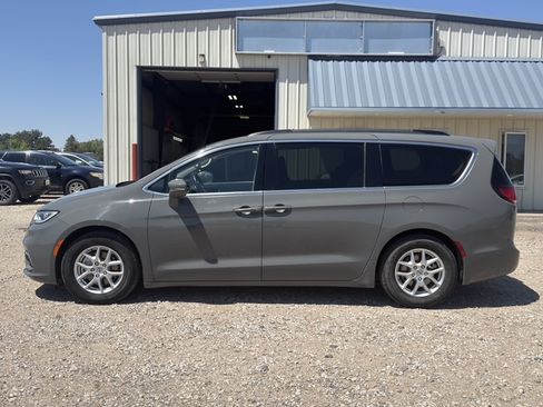 Used 2022 Chrysler Pacifica Touring-L FWD image 2