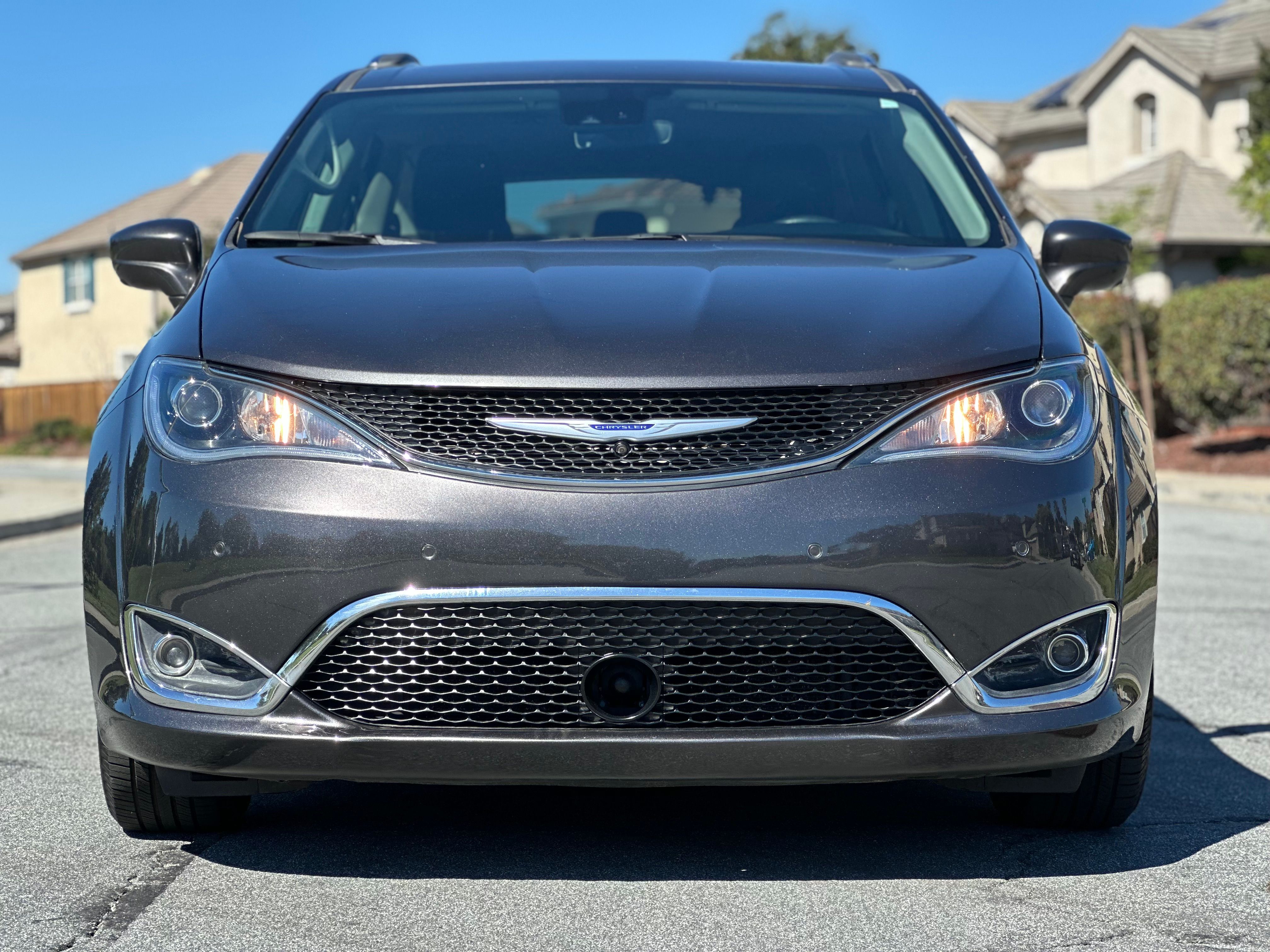 Used 2020 Chrysler Pacifica Touring-L Plus FWD image 4