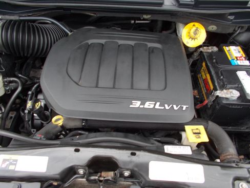 Used 2014 Chrysler Town & Country Touring-L image 21