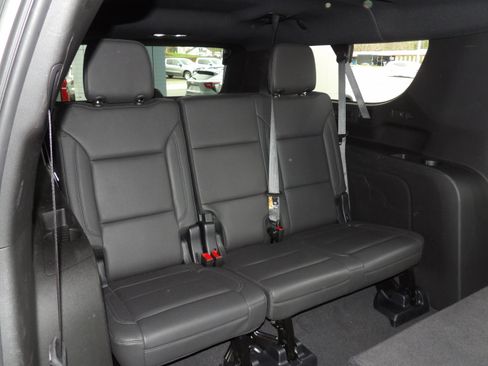 Used 2025 Chevrolet Suburban Z71 image 23